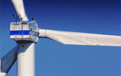 Teilausschnitt Windkraftanlage: Gondel, Teile der Flügel und kleiner Teil vom Mast